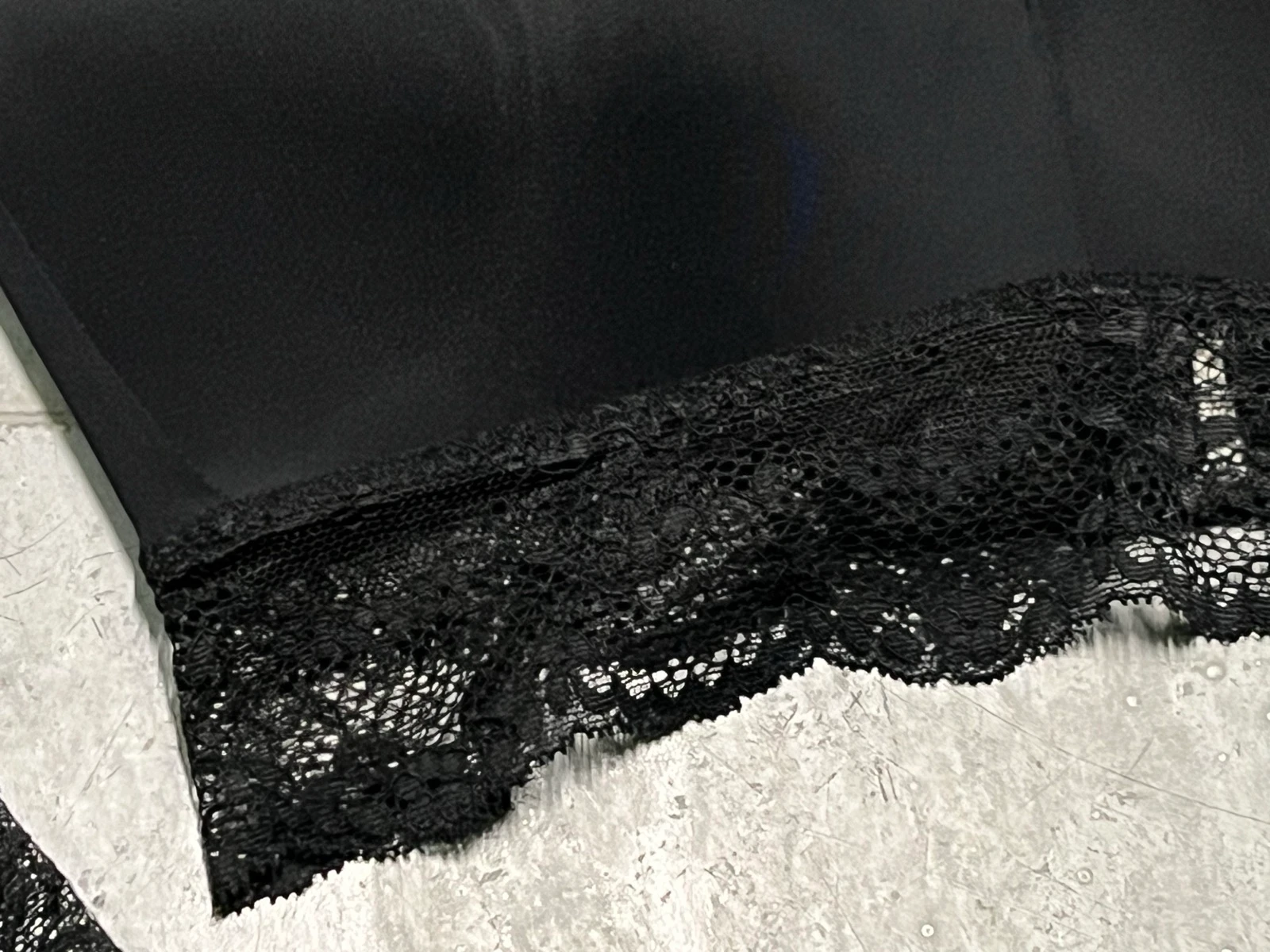 Top cropped preto com mangas de renda – photo 12